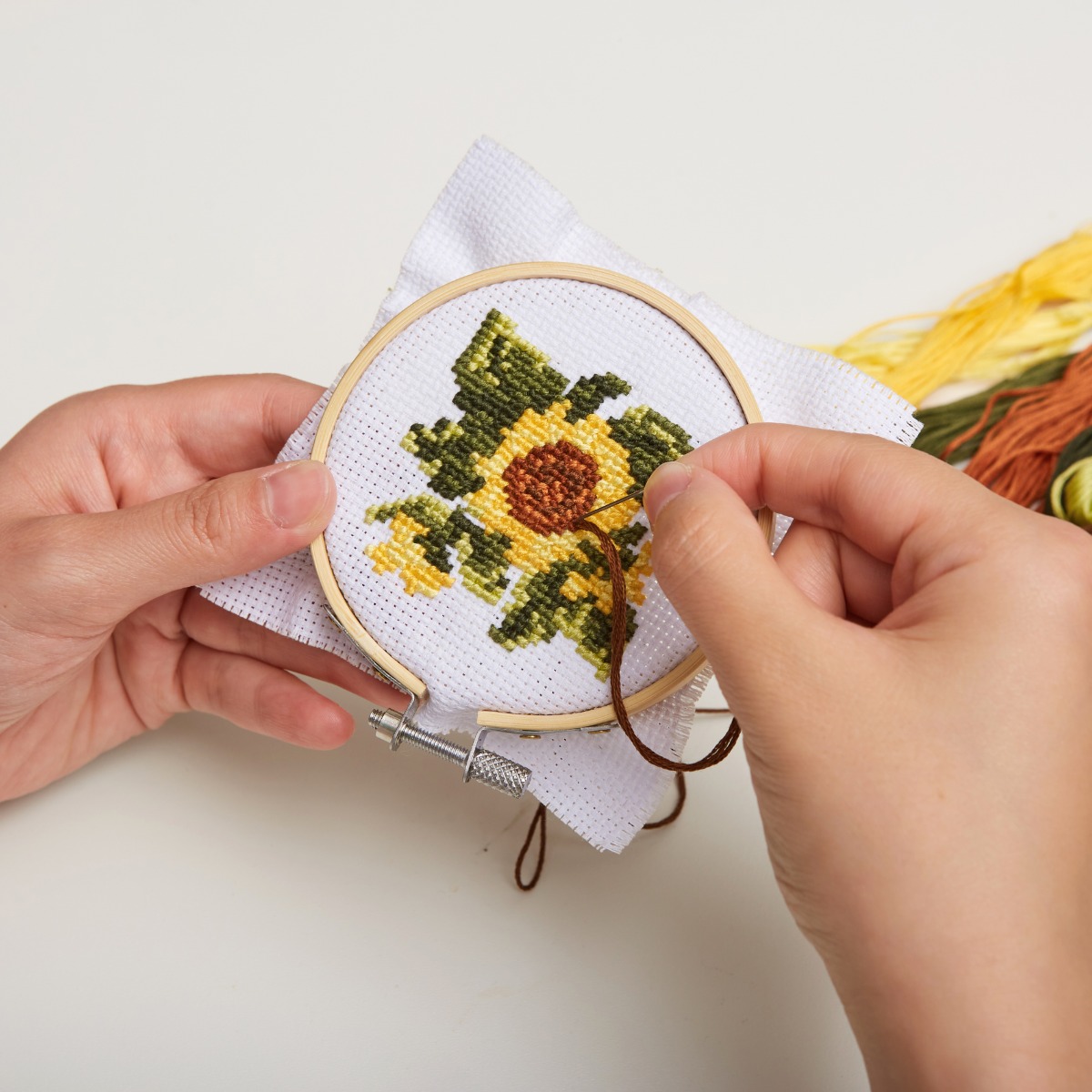 Korsstingsbroderisæt Med Blomst
