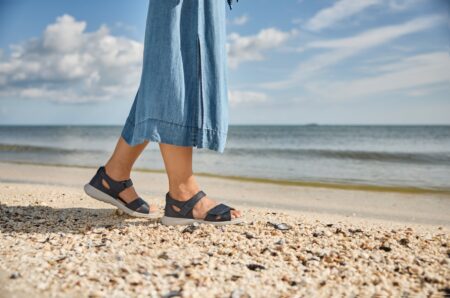 New Feet Blå Sandal Med Hælkappe Og Velcroremme