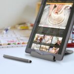 UDGÅR Tablet holder med pen, Grå