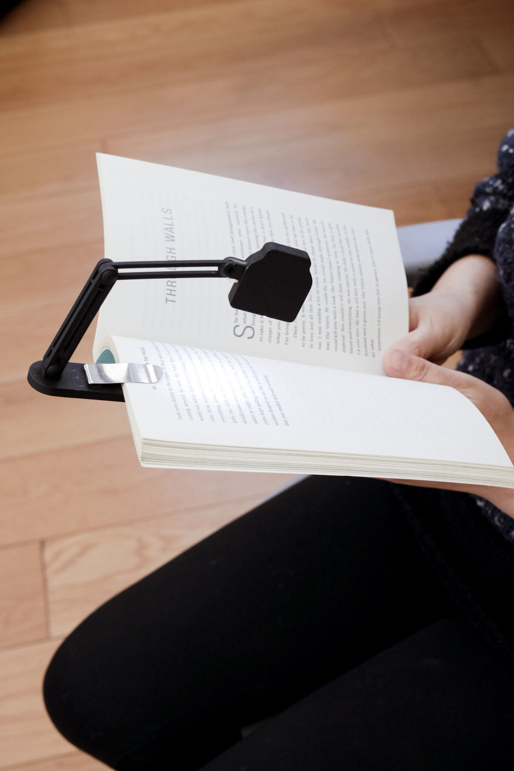 bl10_slim_folding_book_lamp_action_2198 UDGÅET Boglampe m/LED og justerbar - Billede 1