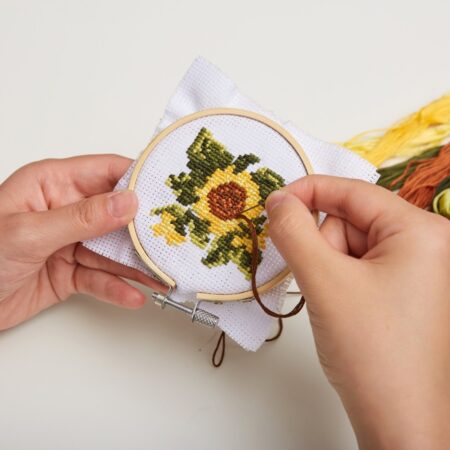 Korsstingsbroderisæt Med Blomst