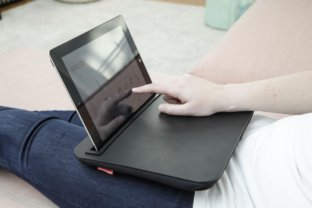us039-bk_black_ibed_action_4 Sengebord Sort m/tablet holder - Billede 1